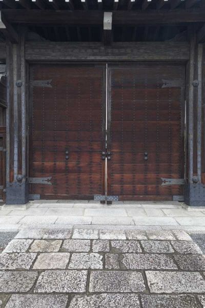 Flaherty, Dennis 아티스트의 Japan, Kyoto Double wooden doors on building작품입니다.